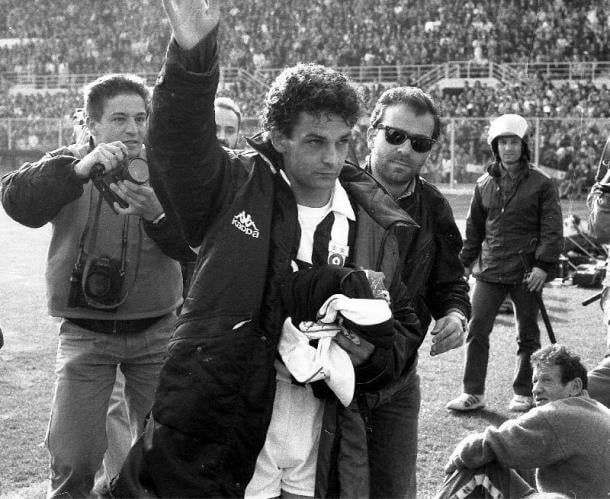 Roberto Baggio raccoglie saluta i tifosi fiorentini con una sciarpa viola in mano in un Fiorentina-Juve del 1991. Foto: La Nazione