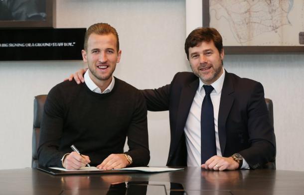 Harry Kane y Pochettino durante la firma del contrato | Fotografía: Tottenham