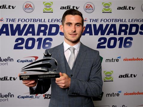 Lewis Cook con su trofeo. Fuente: Football League