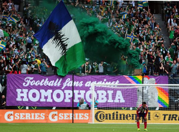 Pancarta contra la homofobia en el fondo de la Timbers Army // Imagen: MLS Soccer