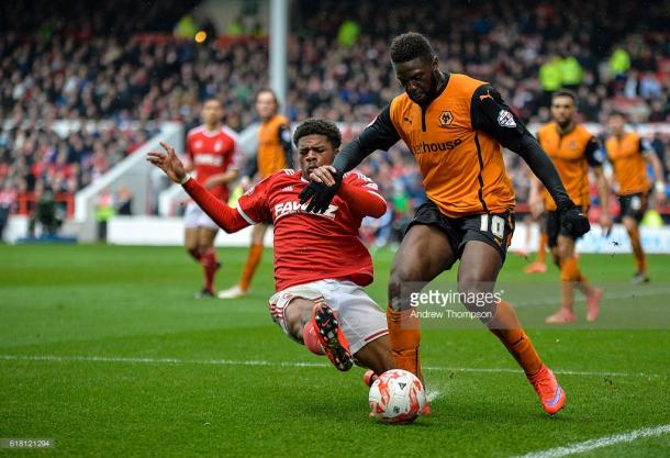 Chuba Akpom tackles Bakary Sako when the two sides met in 2015. | Photo: Andy Thompson/ActionPlus/Corbis via Getty Images