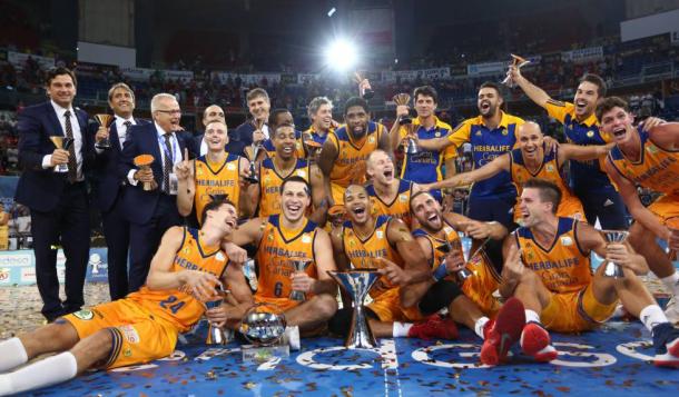 El Gran Canaria celebrando la Supercopa Endesa (Foto: ACB)
