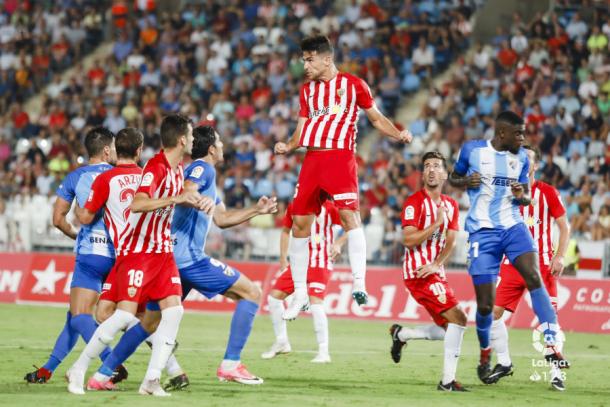 Una de las instantáneas del encuentro entre Málaga y Almería | Fotografía: La Liga