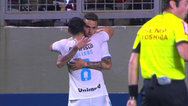 Luan comemora com Giuliano a até aqui grande vitória do Grêmio sobre o Galo por 0x3. (Foto: @Gremio)