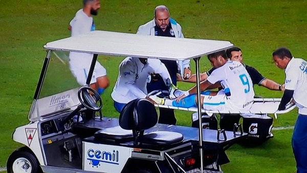 Momento em que Henrique Almeida deixou o gramado do Independência.