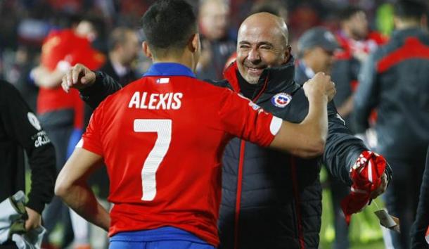 Sampaoli se funde en un abrazo con Alexis después de conseguir la Copa América. / Fuente: lanacion.cl