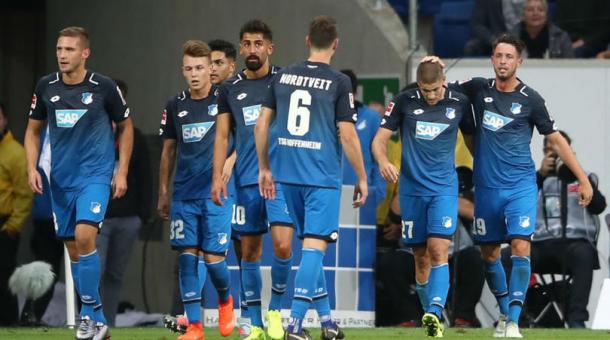 Uth e Kramaric esultano assieme dopo il gol del vantaggio prodotto da loro | Four four two