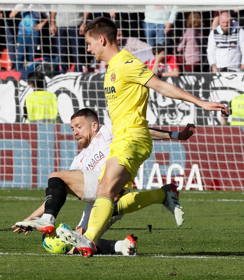 Papu Gómez y Juan Foyth en un lance del juego / Foto: LaLiga