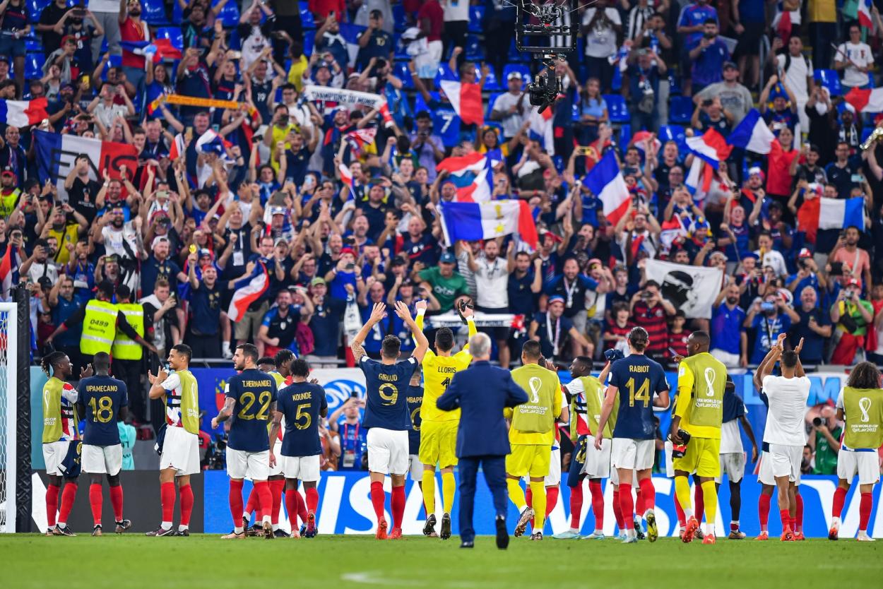 Los jugadores franceses celebrando, junto a su afición, el triunfo ante Dinamarca (2-1) y la clasificación a la fase eliminatoria. Fuente: Getty Images.