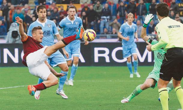 Potrebbe essere l'ultimo Derby di Totti. Questo, il suo ultimo gol alla Lazio. Fonte foto: eusunt12.ro