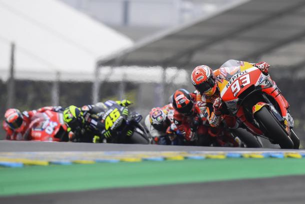 Los pilotos de MotoGP, disputando la carrera del año pasado en el circuito francés. Imagen: MotoGP