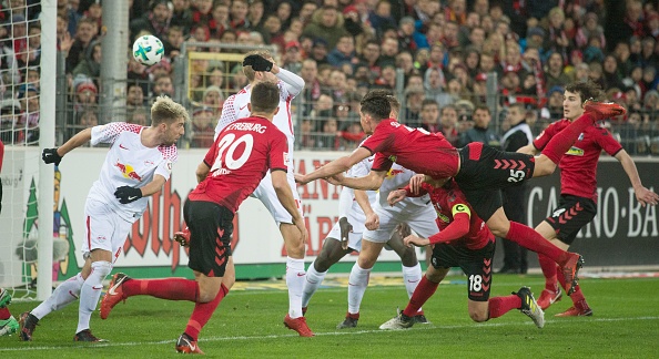 Koch marcando o gol da virada (THOMAS KIENZLE/AFP/Getty Images))