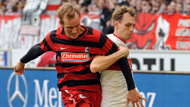 Niedermeier tussling with Frieburg's Jan Rosenthal in 2013. | Photo: T-Online/Heuberger/imago