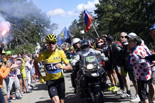 In a wild sight on one of cycling's most storied and iconic climbs, Froome had to run up Mont Ventoux after a crash involving a motorcycle left him without a bike. | Photo: Getty Images