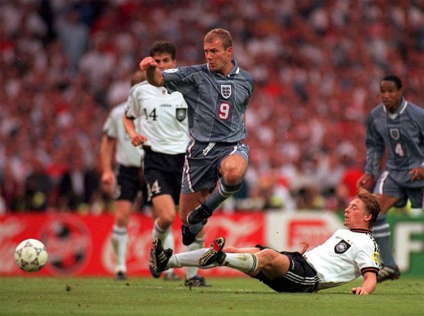 Alan Shearer in contrasto con un calciatore tedesco.
