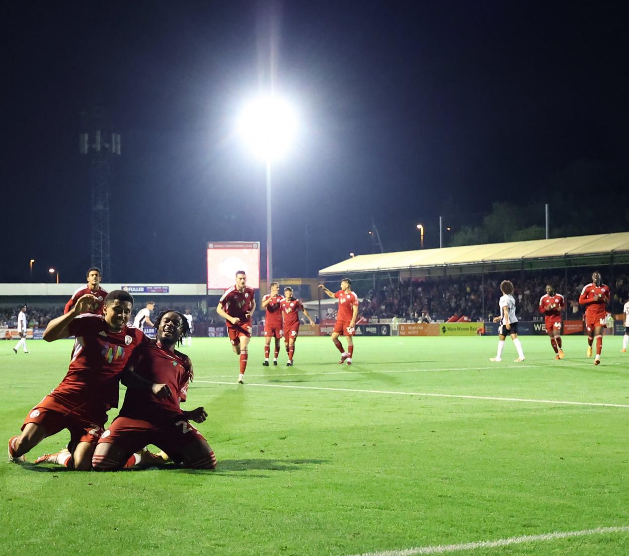 Los jugadores del Crawley Town celebrando uno de sus goles. Fuente: Crawley 