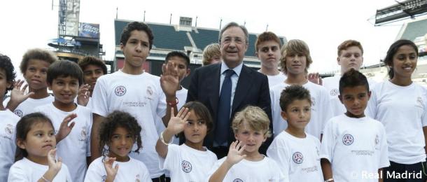 Florentino Pérez, presidente del Real Madrid, con los niños de la Fundación Real Madrid / Fuente: Real Madrid Web Oficial