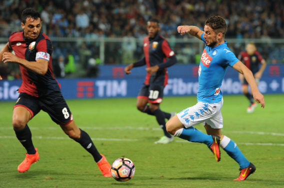 Mertens controla un balón ante un jugador del Genoa | Foto: SSC Napoli