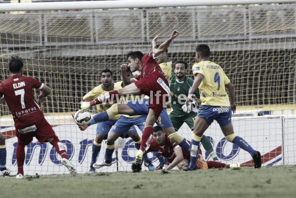 Dorca rematando un balón | Foto: LaLiga