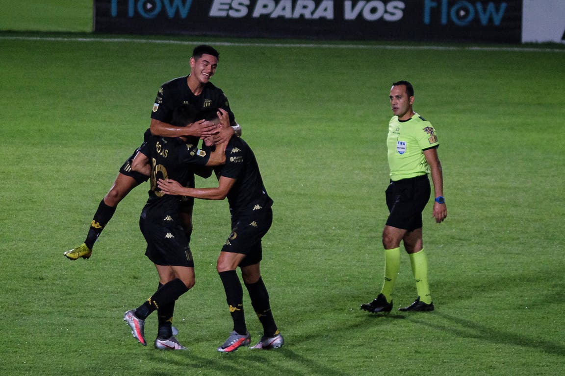 El festejo de gol académico. (Foto: Joaquín Camiletti / POOLARGRA)