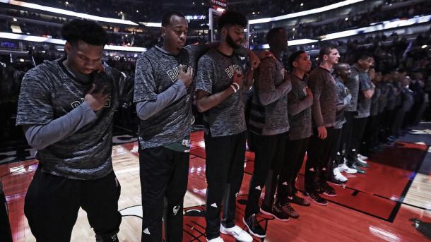 La plantilla de Milwaukee Bucks durante el himno | Getty Images 