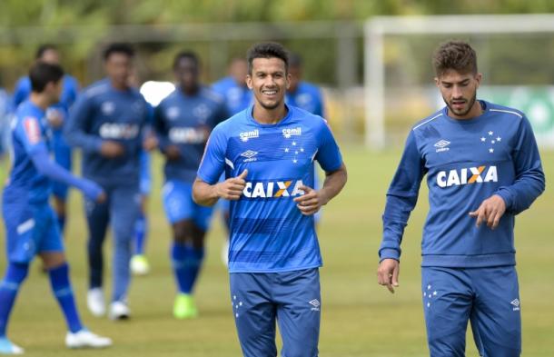 Henrique e Lucas voltam a jogar juntos, devido aos desfalques do Cruzeiro no meio-campo Foto:Washington Alves/Light Press/Cruzeiro)