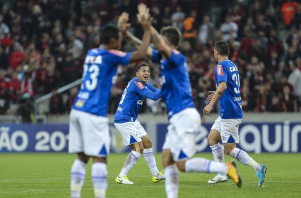 Jogadores comemoram o gol do Cruzeiro. (Foto: Geraldo Bubniak/Light Press/Cruzeiro)