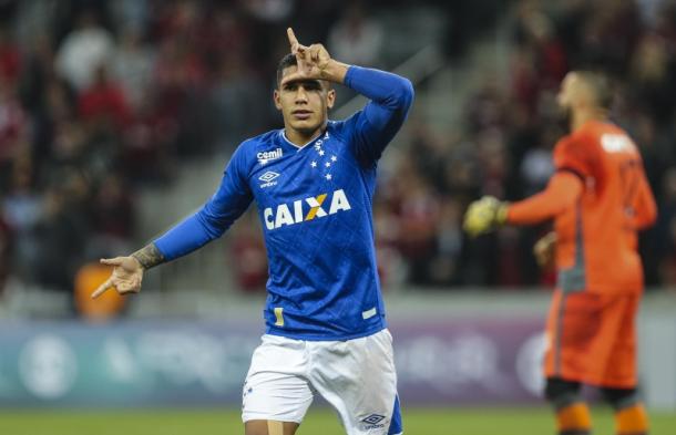 Lucas Romero comemora seu gol na Arena da Baixada (Foto: Geraldo Bubniak/Light Press/Cruzeiro)