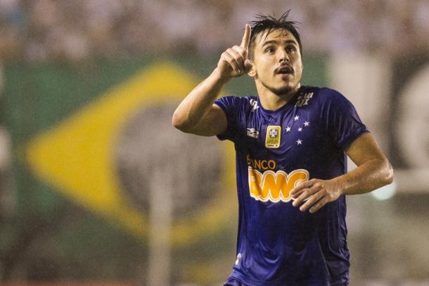 Os dois gols de Willian na Vila Belmiro foram fundamentais para o Cruzeiro na Copa do Brasil (Foto: Daniel Vorley / Light Press)