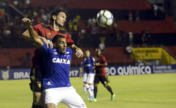 Jogadores disputam a bola durante o primeiro tempo (Foto: Leo Caldas/Light Press/Cruzeiro)