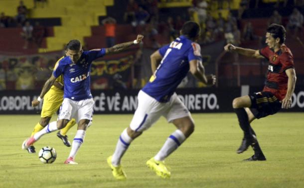 Rafael Marques tenta marcar em chute de fora da área (Foto: Leo Caldas/Light Press/Cruzeiro)