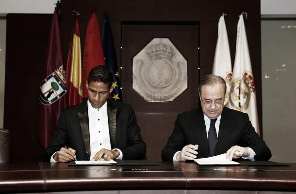 Varane assina seu novo contrato ao lado de Florentino Pérez | Foto: Divulgação/Real Madrid CF