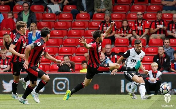 Gayà frente al Bournemouth | Fuente: valenciacf.com