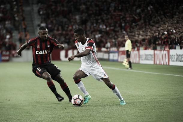 Gabriel desperdiçou grandes chances de gol na partida (Foto: Gilvan de Souza/Fla Imagem)