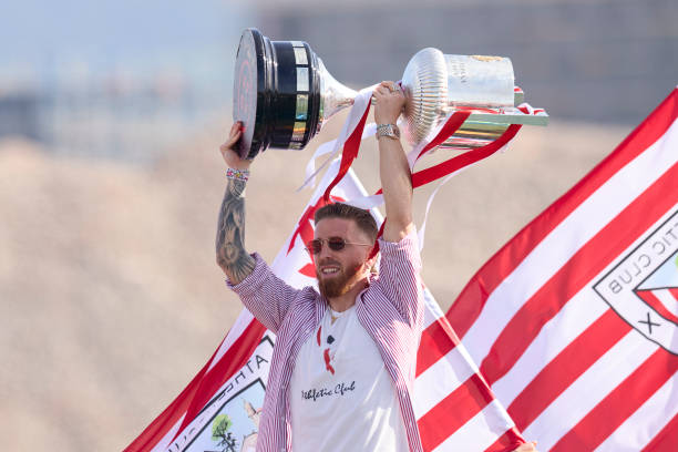 Iker levantando el trofeo en la Gabarra / Fuente: Getty Images