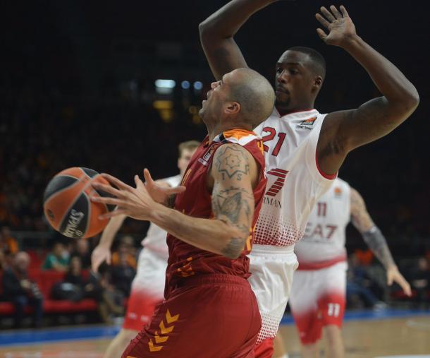 Un ottimo Blake Schilb in azione contro Rakim Sanders - Foto Euroleague. 