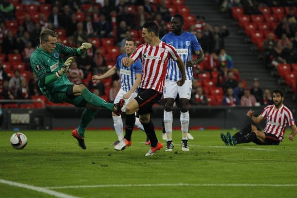 Aduriz anota su primer gol al Genk. | Foto: Athletic.