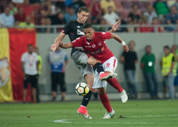 Rivaldinho pelea la pelota en el choque de ida. | Foto: Athletic