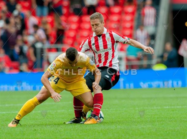 Muniain pelea la pelota en el último choque ante el Girona. | Foto: Athletic