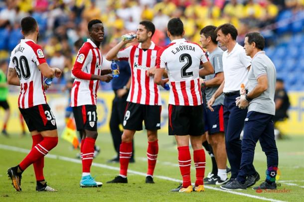 Ziganda hablando con los suyos durante el partido contra Las Palmas. | Foto: Web Athletic Club