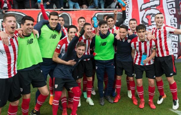 Los jugadores del Bilbao Athletic celebran el pase a la fase de ascenso. | Foto: Athletic.
