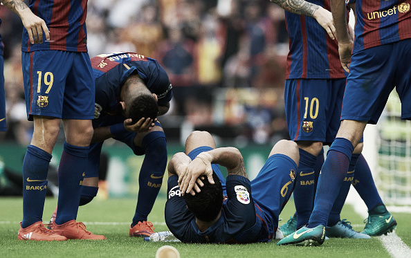 Momento em que a garrafa atirada pelos torcedores do Valencia atinge Neymar e Suárez (Foto: NurPhoto/ Getty Images)