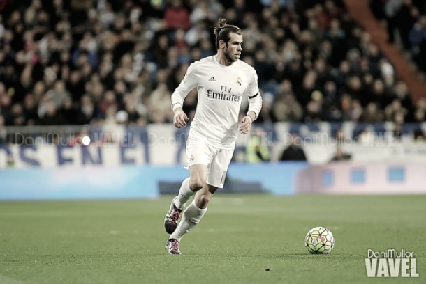 Gareth Bale conduciendo el esférico en un partido de la pasada temporada | Foto: VAVEL