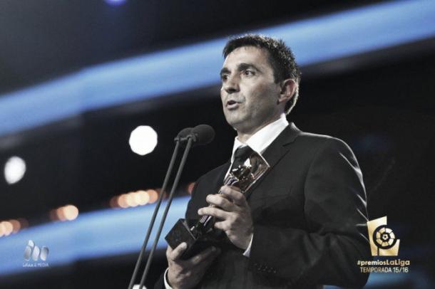 Asier Garitano recogiendo su premio | Foto: La Liga