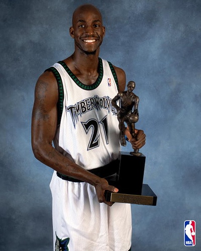 Garnett con el trofeo a MVP de la NBA | Fuente de la foto: pinterest.com
