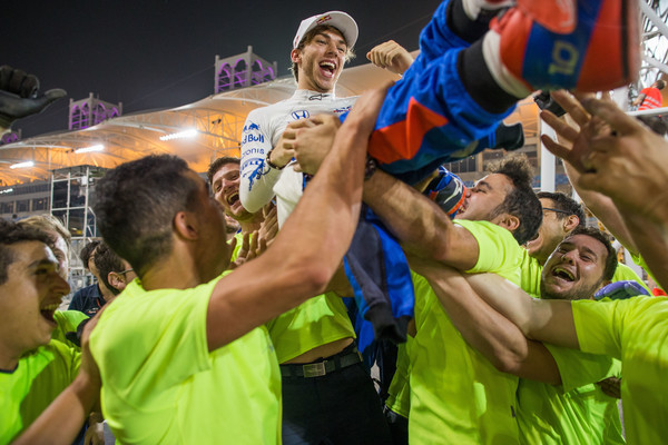 Pierre Gasly celebrando con su equipo, Toro Rosso, el cuarto puesto de 2018 | Fuente: Getty Images