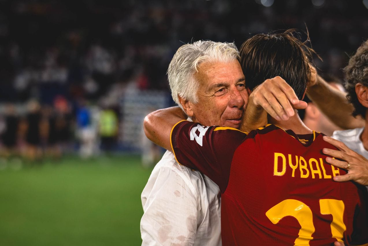 Abbraccio tra Gasperini e Dybala