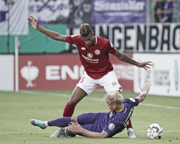 Gbamin durante el debut en DFB Pokal | Foto: Mainz 05