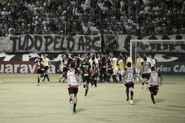 Intervalo teve confusão entre jogadores (Foto: Ney Gusmão/VAVEL Brasil)