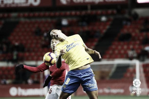 Maikel Mesa en la pugna por un balón | Foto: LaLiga